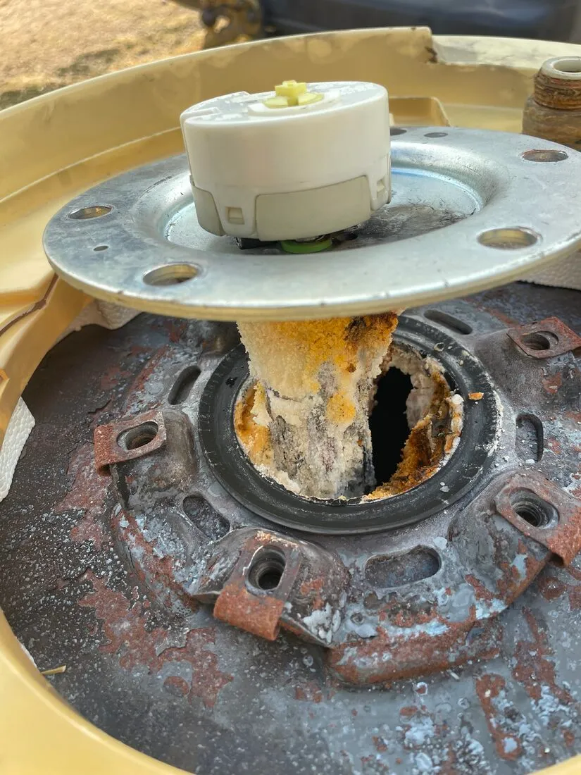 Fond de cuve d'un chauffe-eau ouvert : dépôt de tartre accumulé par l'eau dure de Montpellier