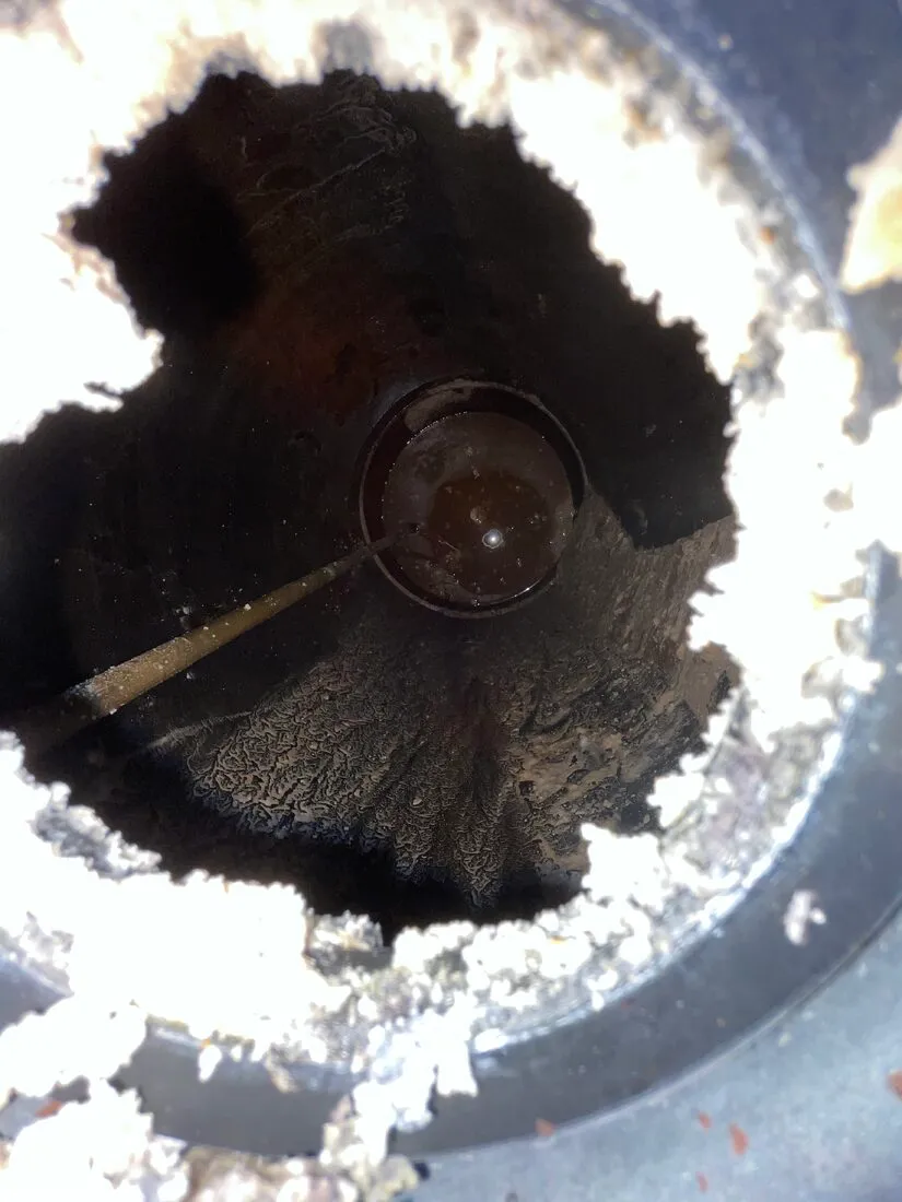 Détartrage d'un chauffe-eau à Montpellier : dépose du tartre accumulé dans la cuve