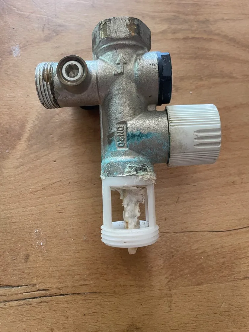 Groupe de sécurité de chauffe-eau entartré par l'eau calcaire de Montpellier, soupape bloquée et corps rongé par le tartre