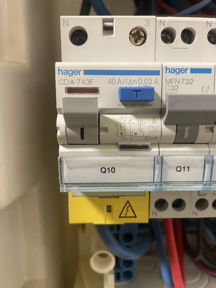 Interrupteur différentiel 40 A 30 mA en tête d'une rangée de disjoncteurs, dans un tableau électrique à Montpellier