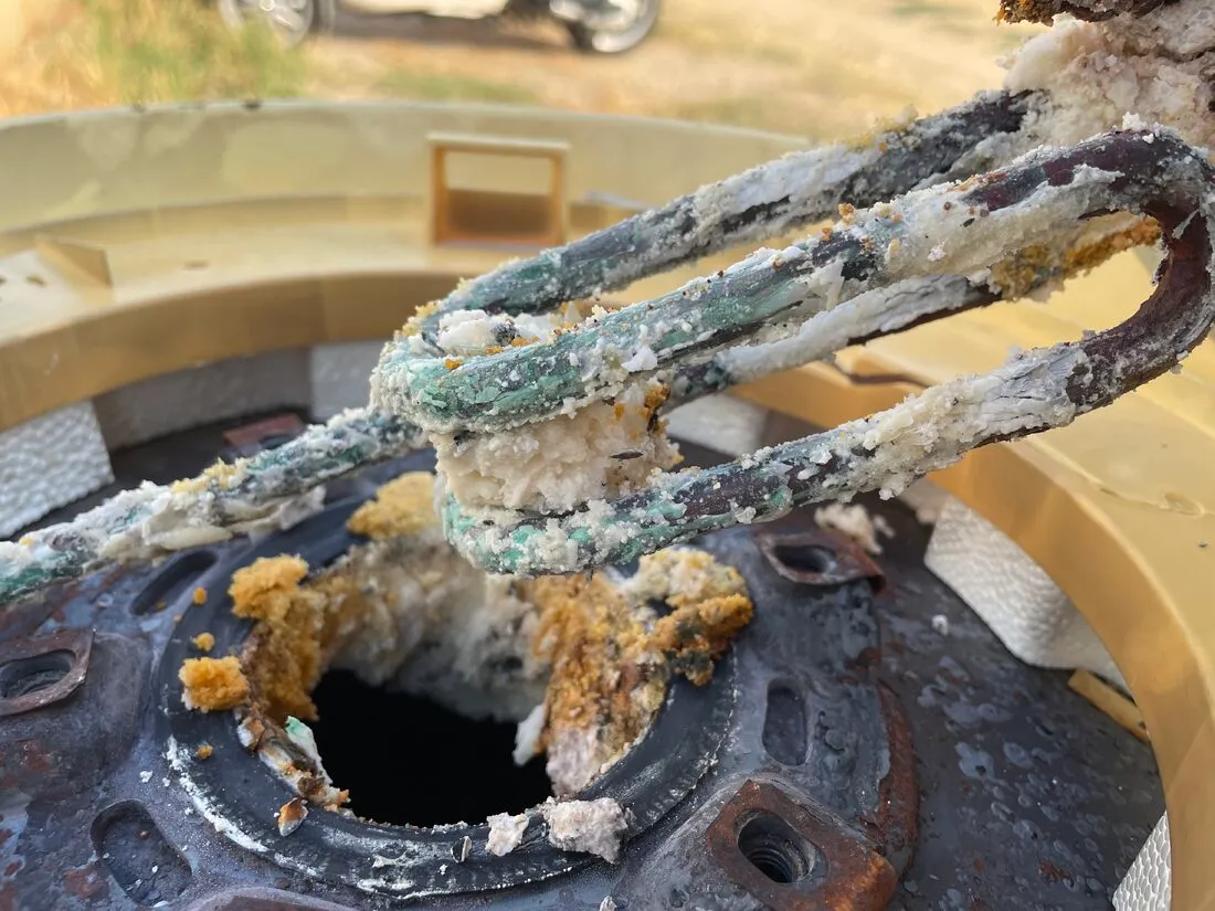 Résistance stéatite déposée d'un chauffe-eau lors d'un remplacement à Montpellier, avec son fourreau et son joint
