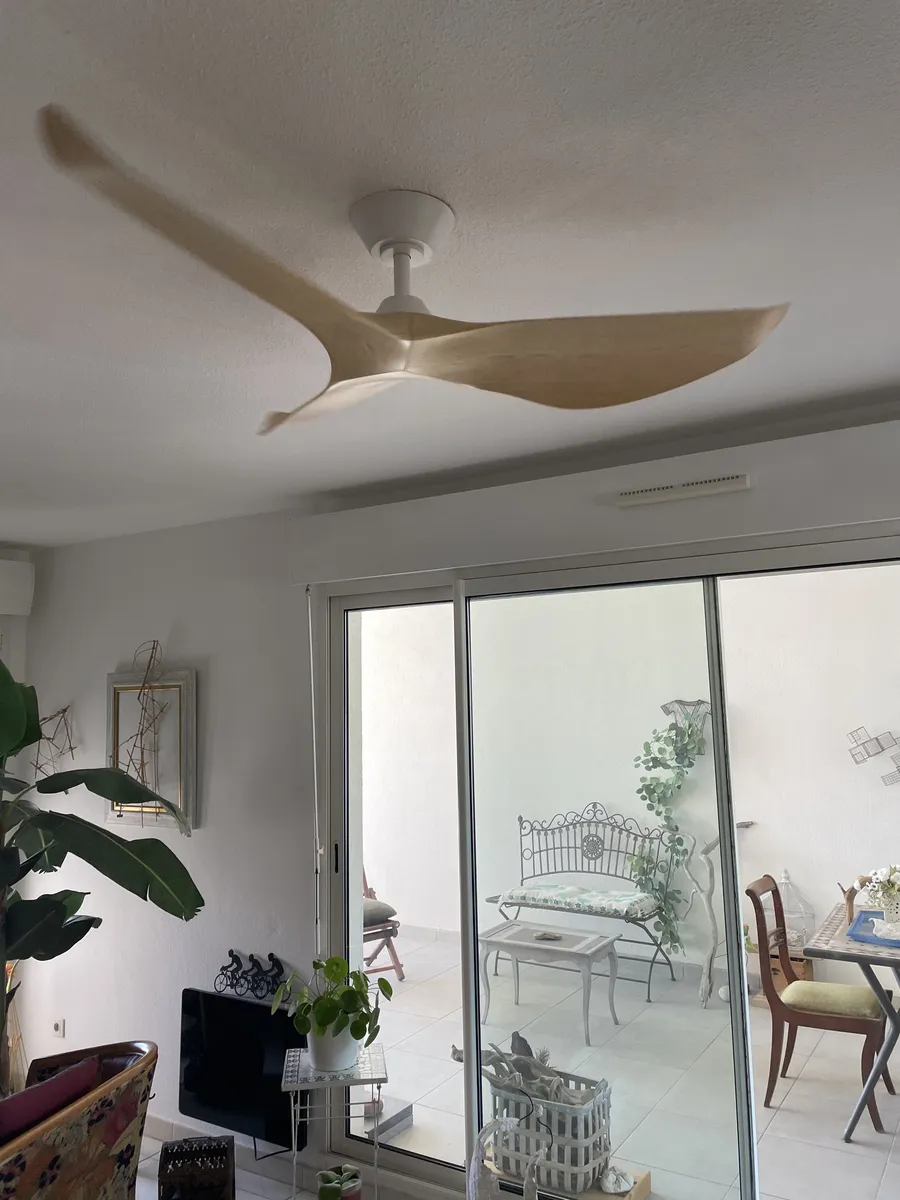 Ventilateur de plafond à trois pales bois posé dans un séjour à Montpellier
